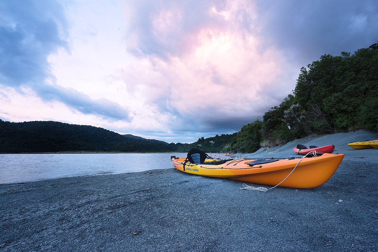 Kayaks sur la rive du lac Waikaremoana, en Nouvelle-Zélande.