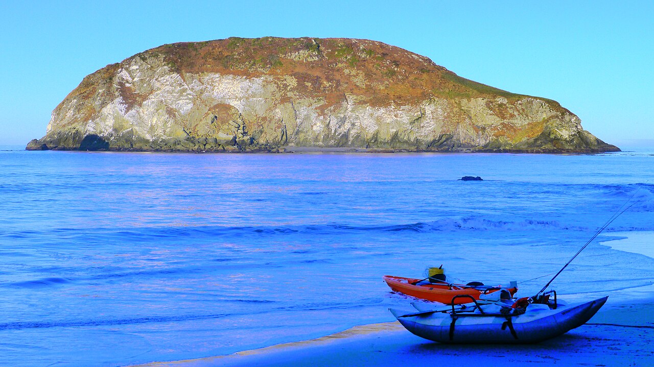 Deux kayaks sur la plage face à Bird Island, à Harris Beach, dans l'Oregon.